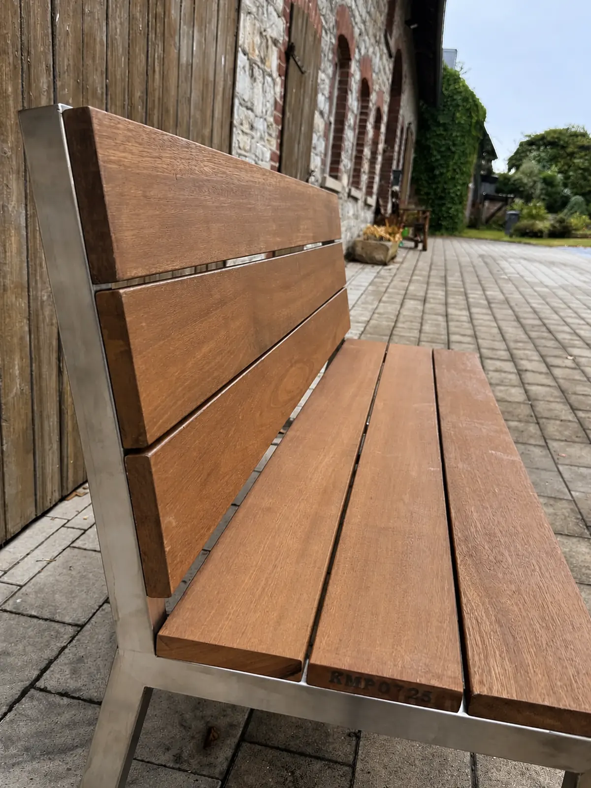 Detail der Holzleisten und Edelstahlprofile von Bank Dieter