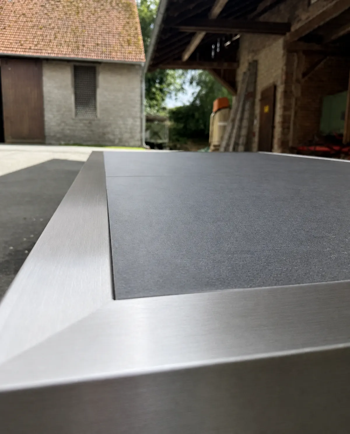 Detail der Fliesenplatte und des geschliffenen Edelstahlrahmens