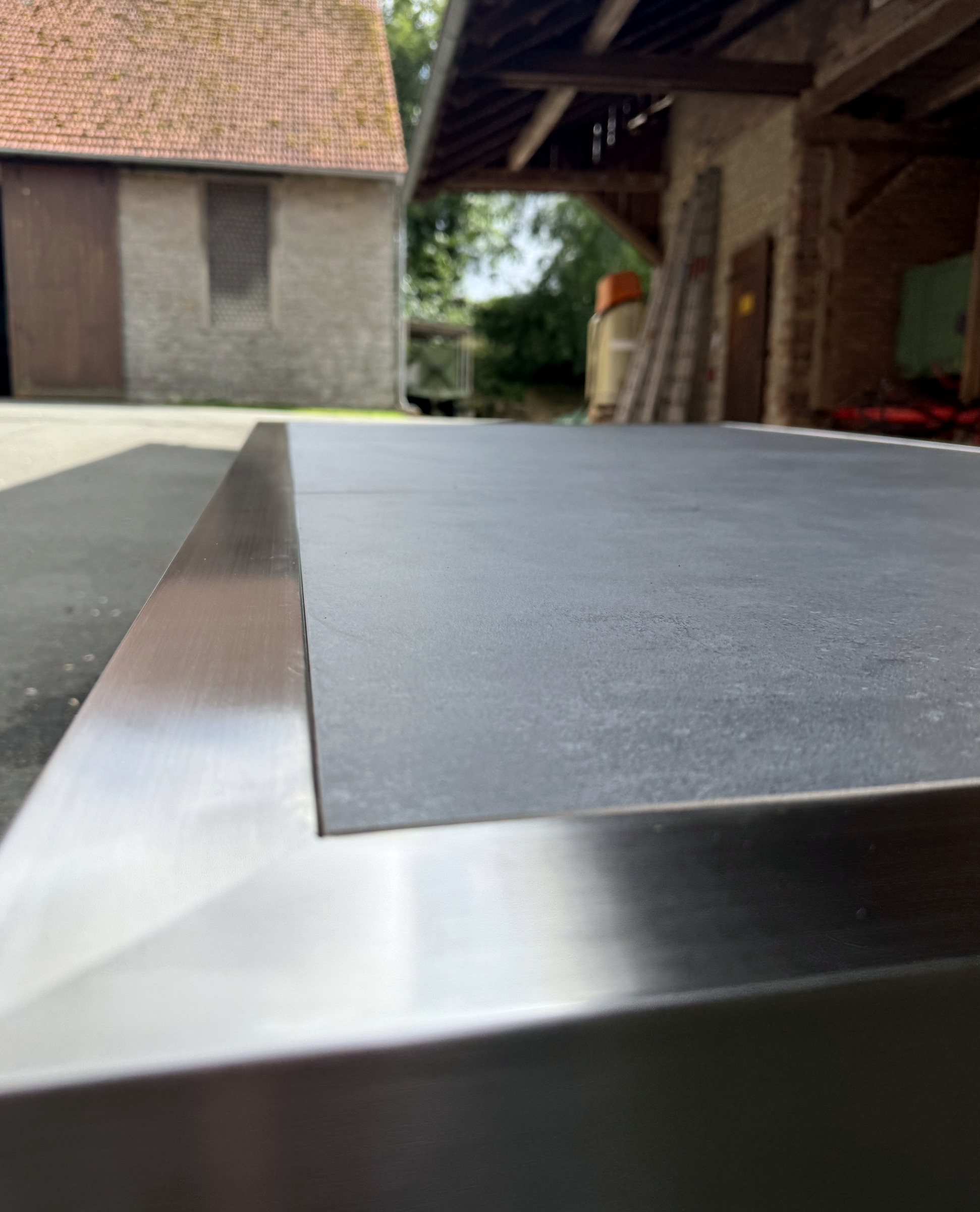 Detail der Fliesenplatte und des geschliffenen Edelstahlrahmens