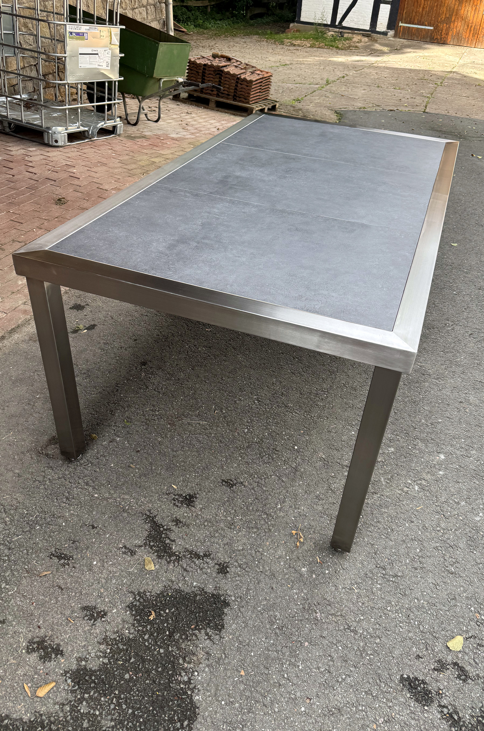 Gartentisch aus Edelstahl mit dunkelgrauer Fliesenplatte