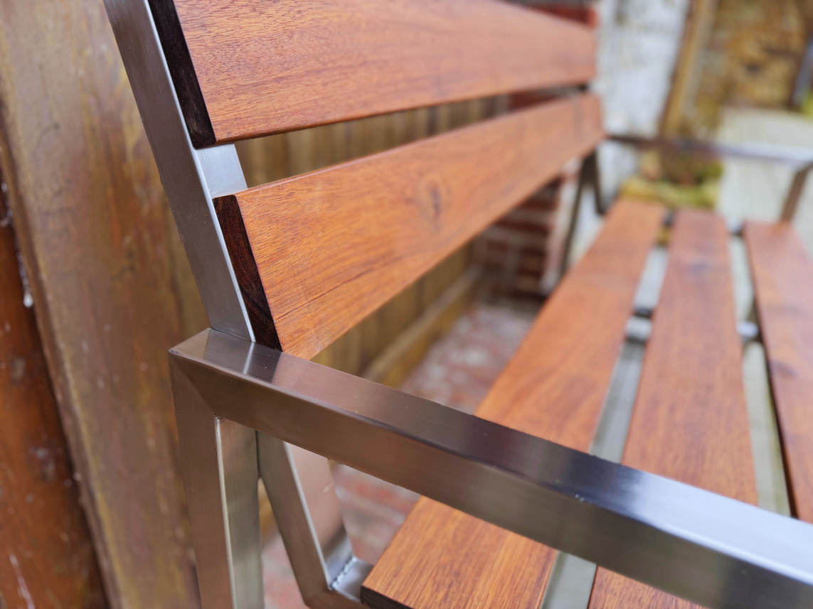 Detail von Armlehne und Edelstahlgestell
