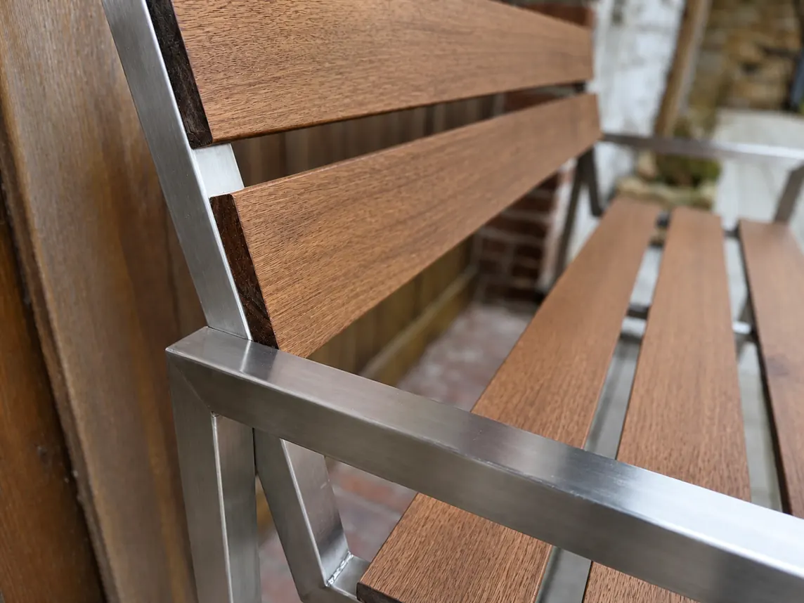 Detail von Armlehne und Edelstahlgestell