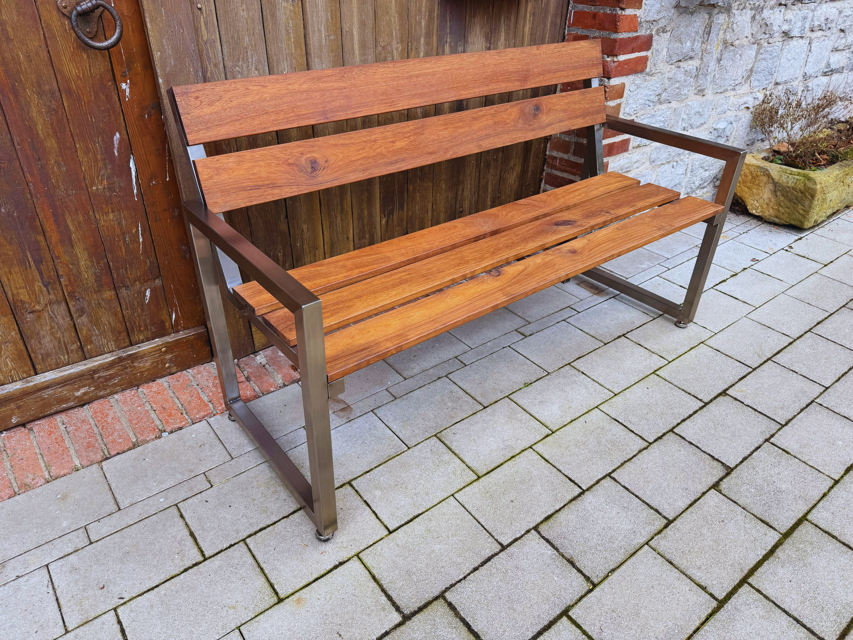 Gartenbank aus Edelstahl und Holz