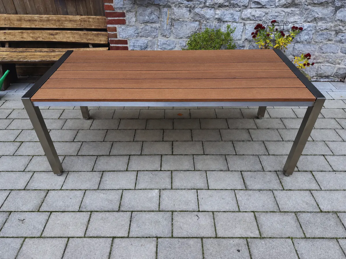 Gartentisch Thorsten mit Edelstahlrahmen und Bangkirai-Holzplatte