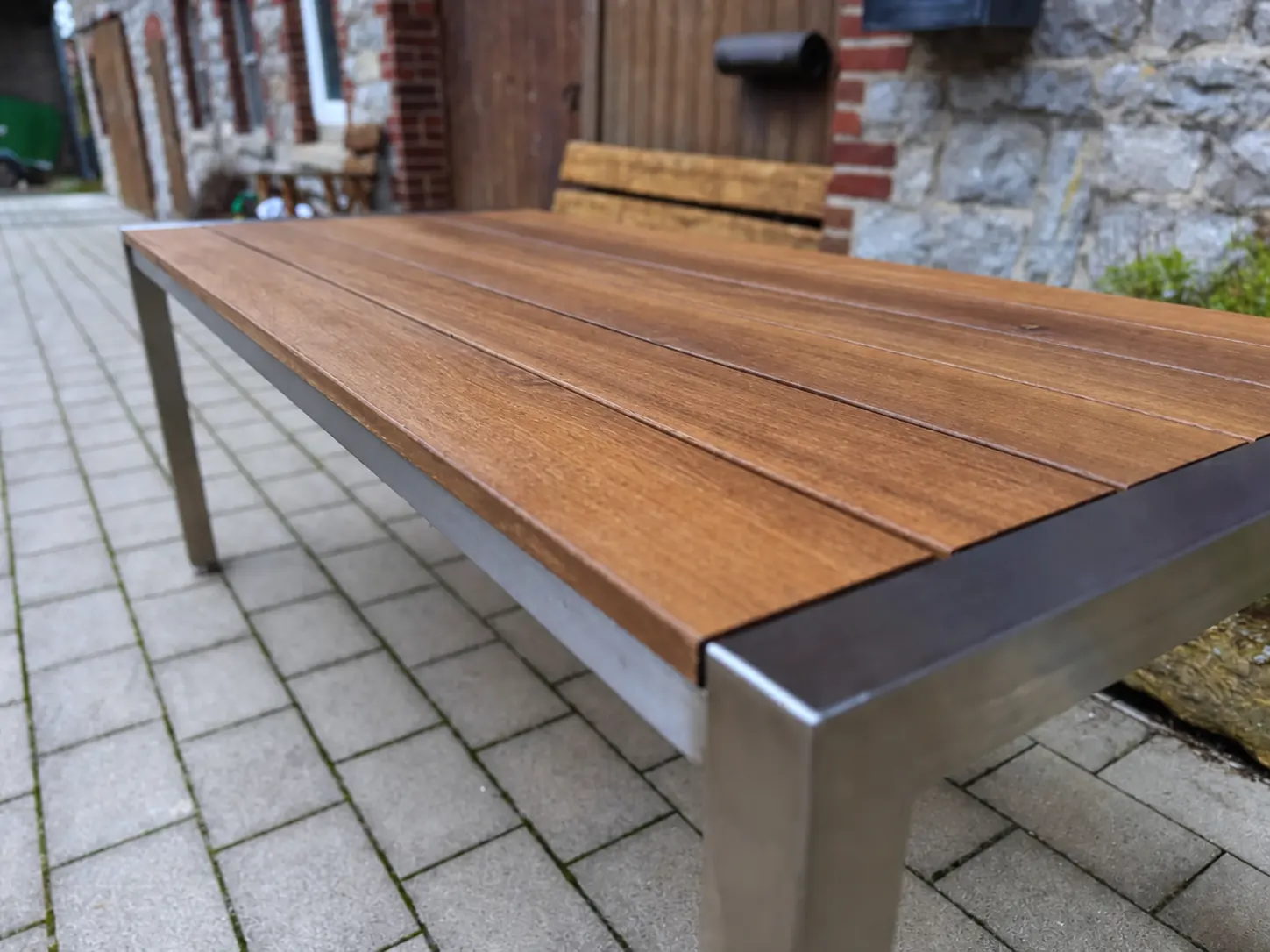 Detailansicht von Holzplatte und Edelstahlrahmen