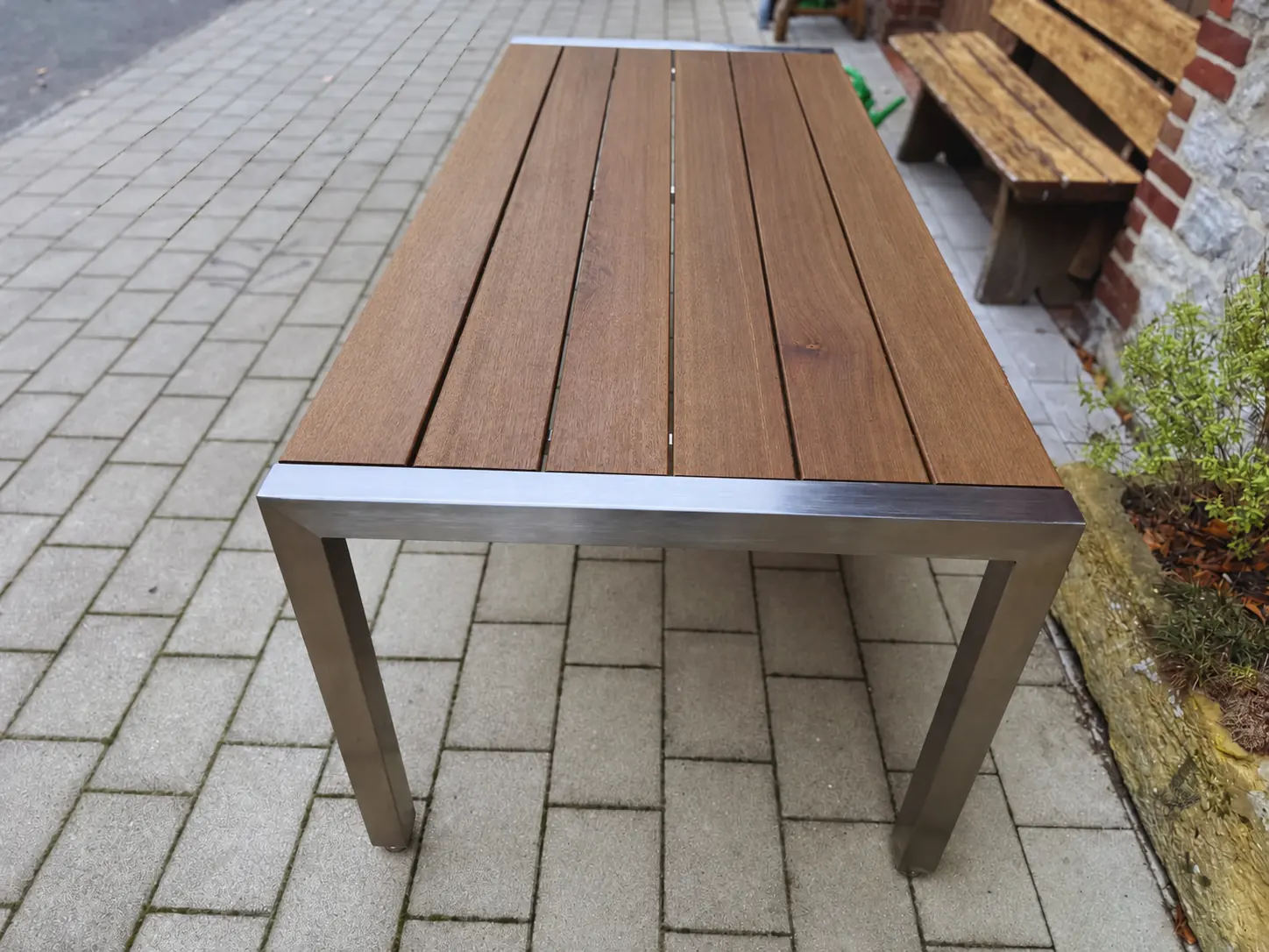 Gesamtansicht des Gartentisches aus Edelstahl und Bangkirai