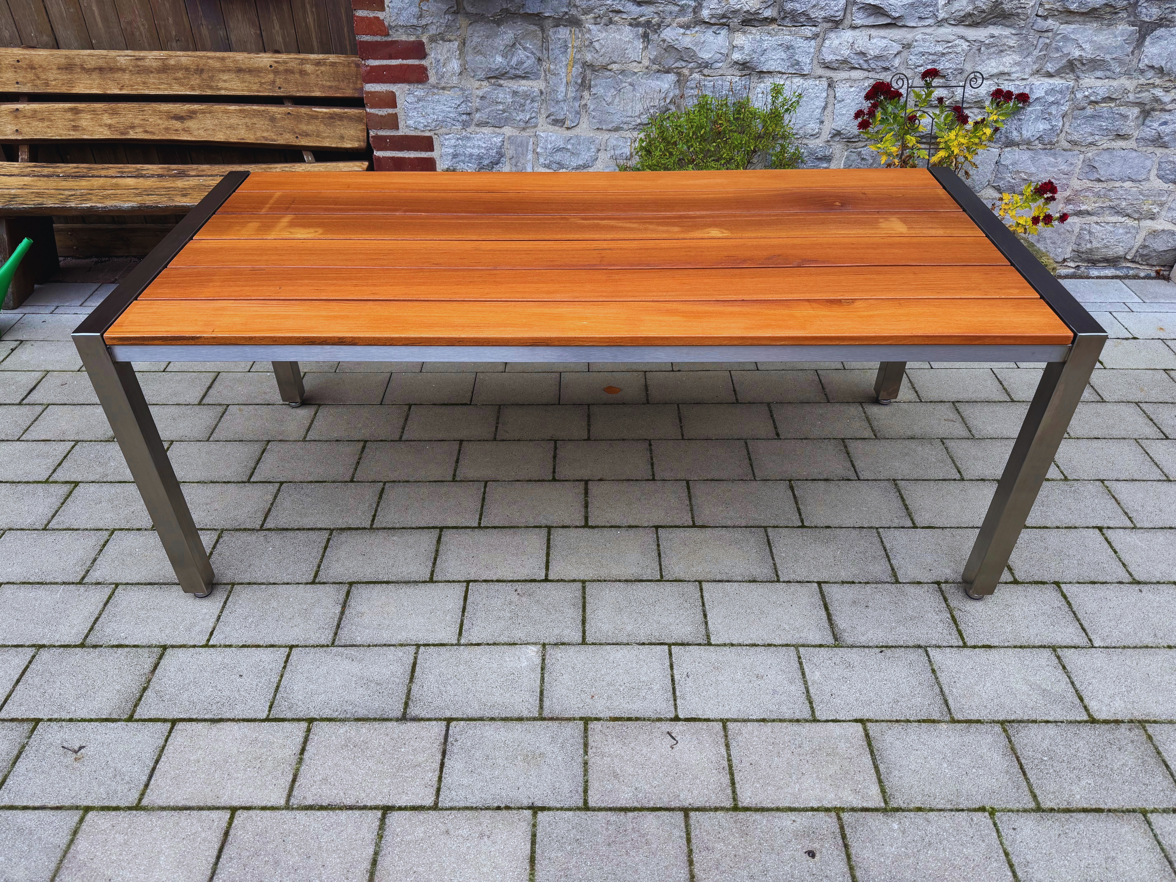 Gartentisch mit Edelstahlrahmen und Holzplatte