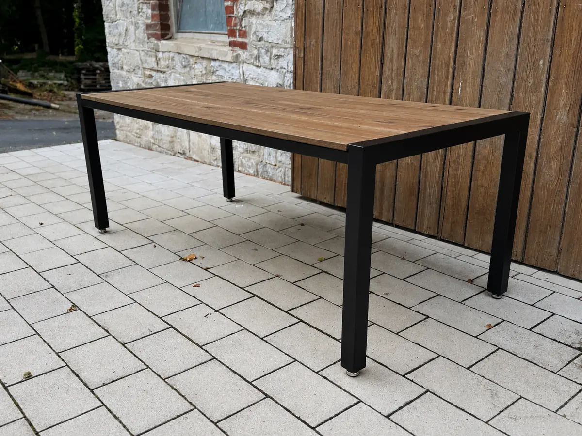 Gartentisch Thomas mit schwarzem Stahlrahmen und Holzplatte