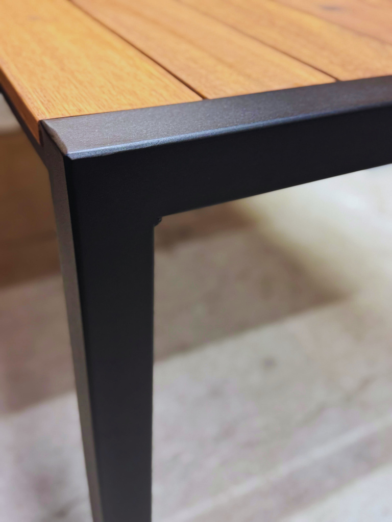 Detail des schwarz beschichteten Stahlrahmens