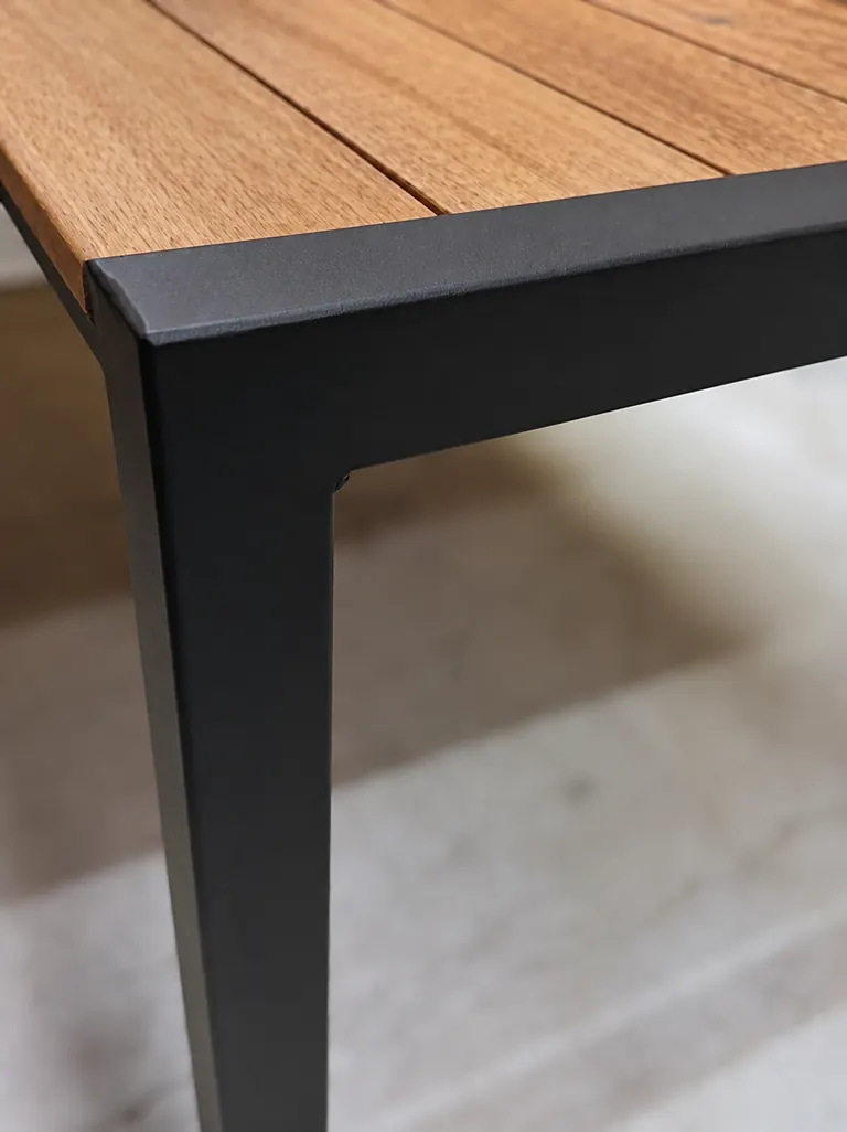 Detail des schwarz beschichteten Stahlrahmens