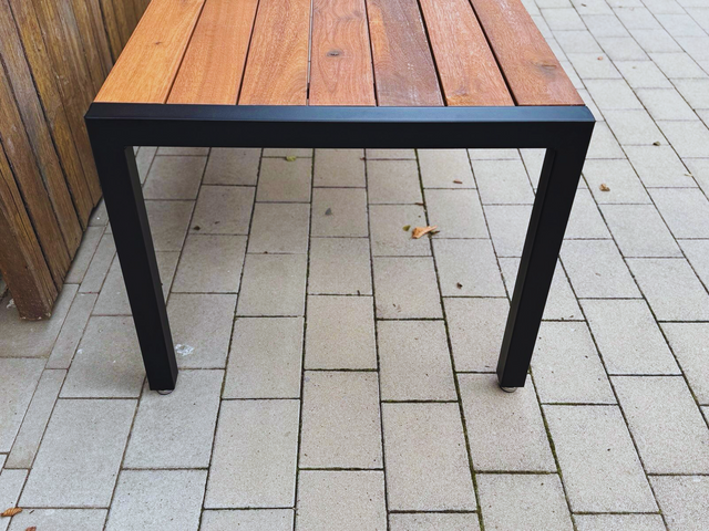 Gartentisch aus schwarzem Stahl und Holz