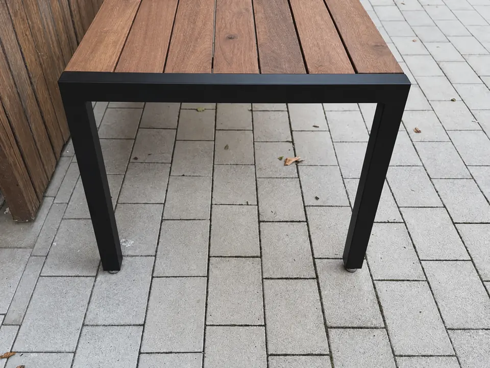 Gartentisch Thomas aus schwarzem Stahl und Holz