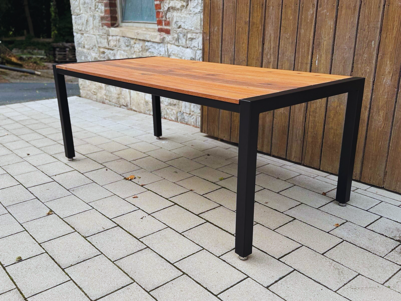 Gartentisch mit schwarzem Stahlrahmen und Holzplatte