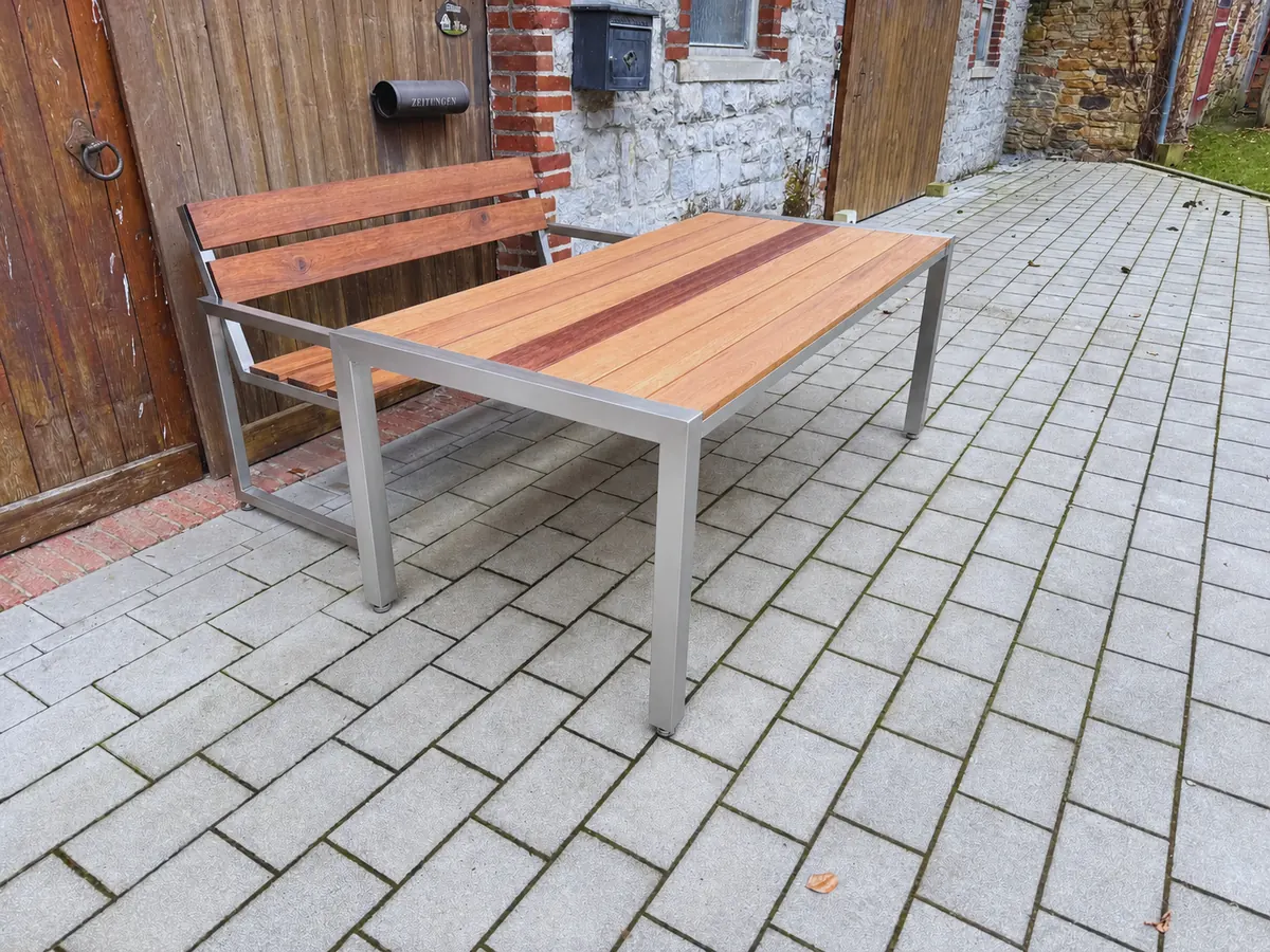 Gartentisch und Gartenbank aus Edelstahl und Holz